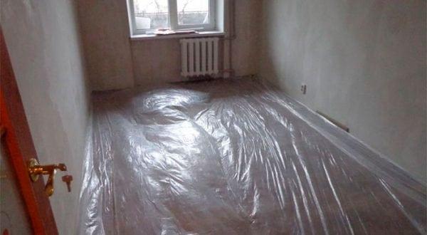 Пол закрытый целлофаном Защита пола целлофаном