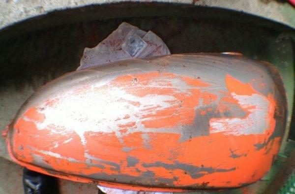 Действие смывки старой краски с металла