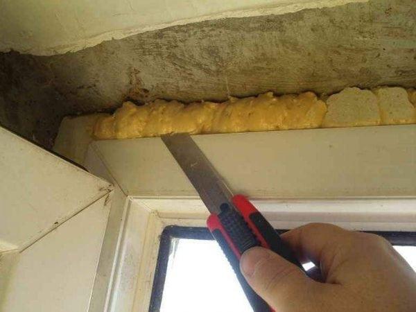Обрезка излишков монтажной пены
