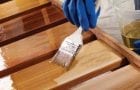 Обработка дерева лаком