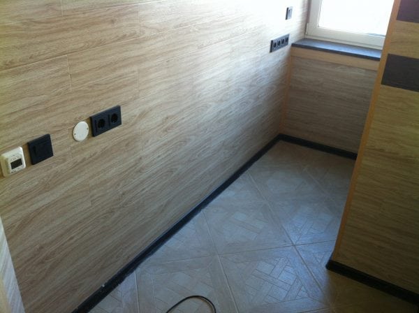 Стена из ламината отличается повышенной износостойкостью
