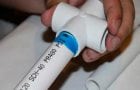 Использование клея для соединения труб из ПВХ