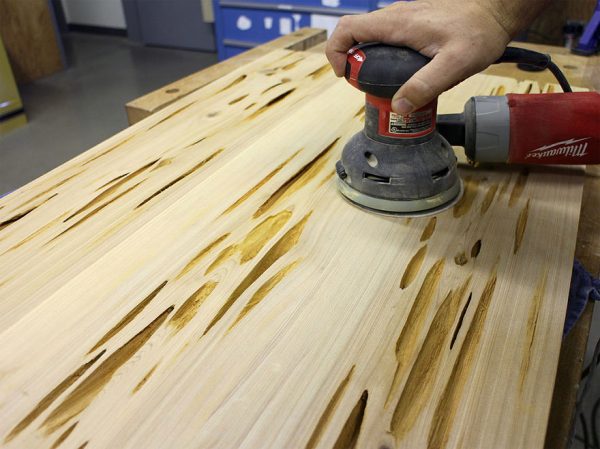 Шлифмашинка для подготовки деревянной поверхности к заливке