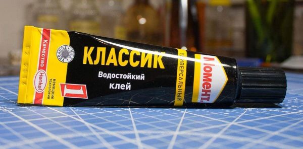 Поскольку клей водостойкий его невозможно смыть водой