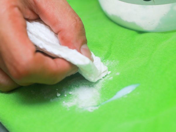 Жидкое стекло убирают с помощью стирального порошка