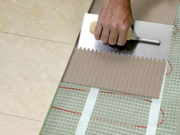 Для монтажа теплого пола требуются специальные теплостойкие составы