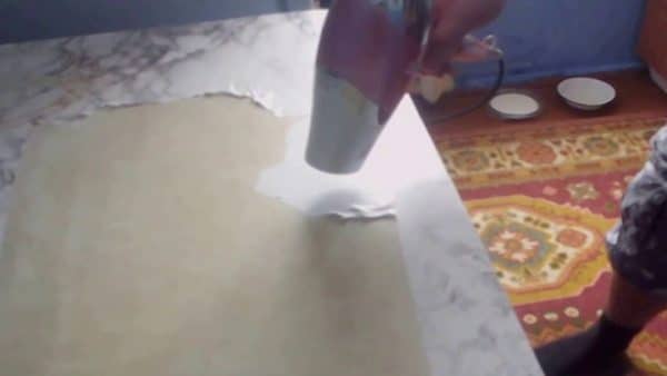 Снятие самоклеющейся пленки с мебели