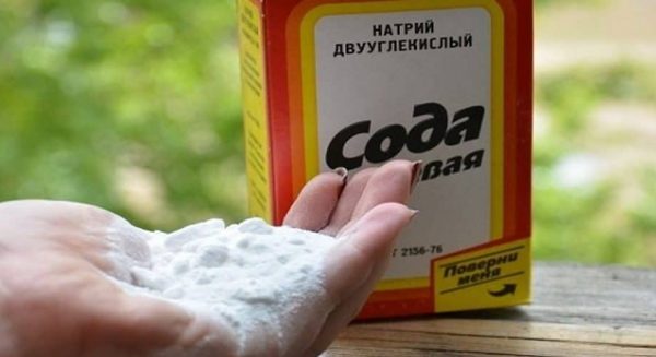 Оттереть следы жидких гвоздей можно содой
