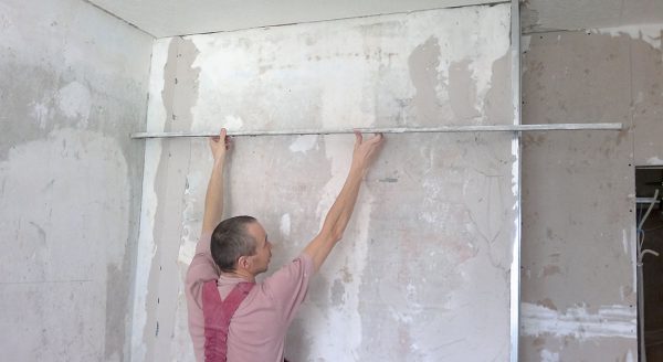 При больших неровностях следует использовать штукатурку