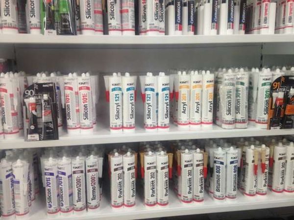 Герметики в магазине на полках