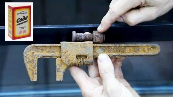 Пищевая сода и сантехнический ключ