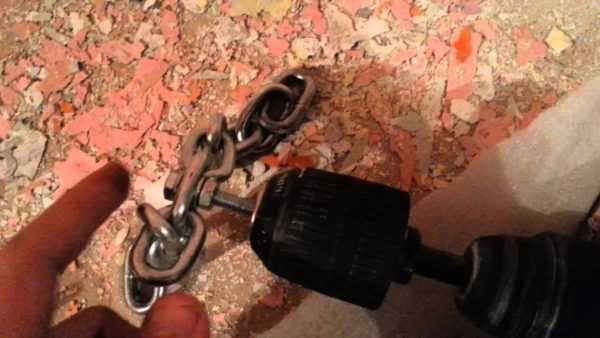 Цепная насадка позволяет снимать краску крупными фрагментами