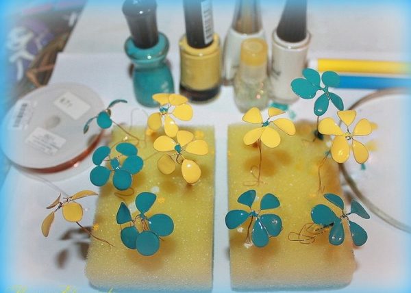 Разноцветные цветочки для колье из проволоки и лака