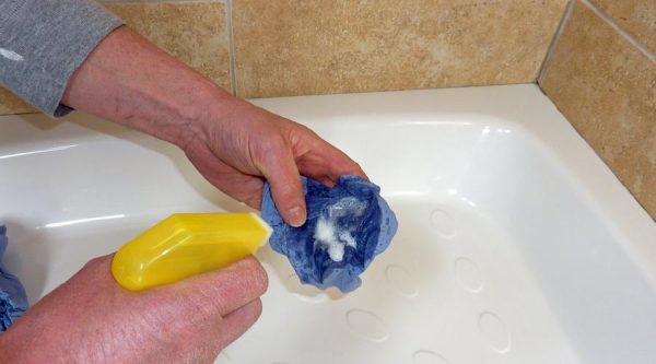 Незастывшие следы герметика легко отмываются водой