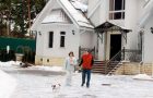 Лев Лещенко с женой Ириной во дворе своего загородного дома