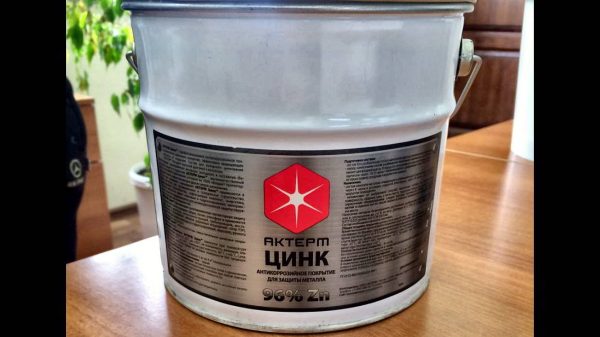 Банка на столе