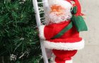Взбирающийся Санта Клаус по лестнице на елку