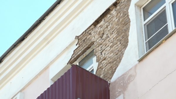 Обрушение пласта штукатурки