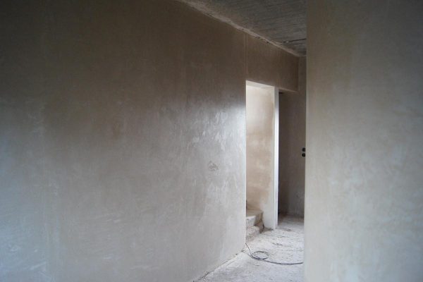 Свежая гипсовая штукатурка