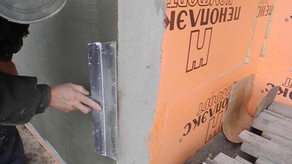 Нанесение штукатурной смеси на пеноплекс