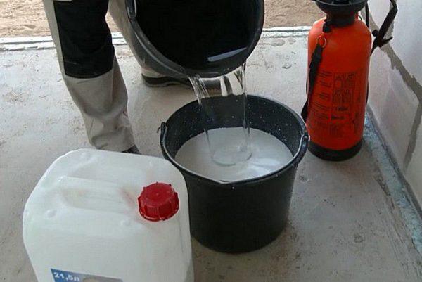 Разбавление остатков клея водой