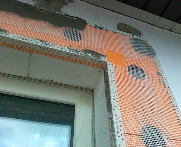Укрепление утеплителя сеткой и уголками