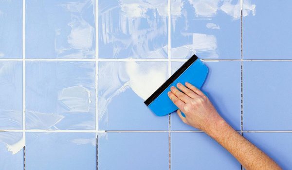 Для качественной работы необходим шпатель с ровной кромкой