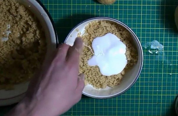 Приготовление смеси из опилок и клея