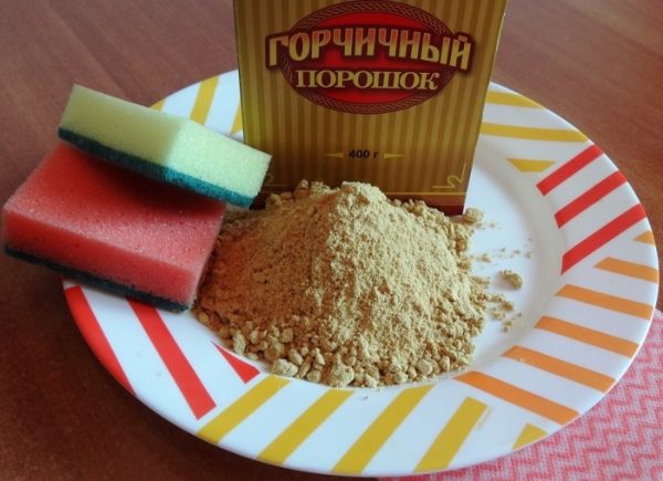 Темный налет можно удалить горчичным порошком