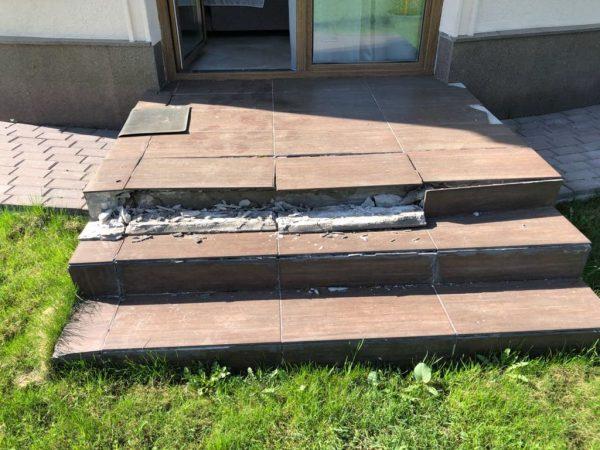 Отслаивание плитки на ступенях
