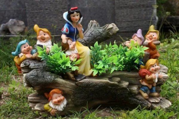 Разноцветные фигуры в саду