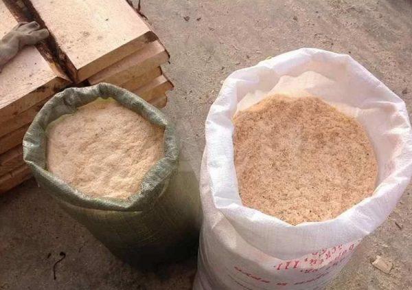 Сухие опилки в мешках
